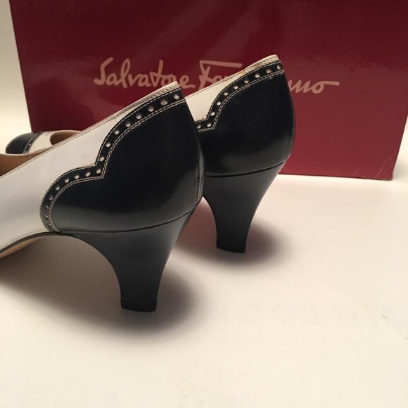 Salvatore Ferragamo wing tipped, navy Vintage pump - Picture 4 of 8